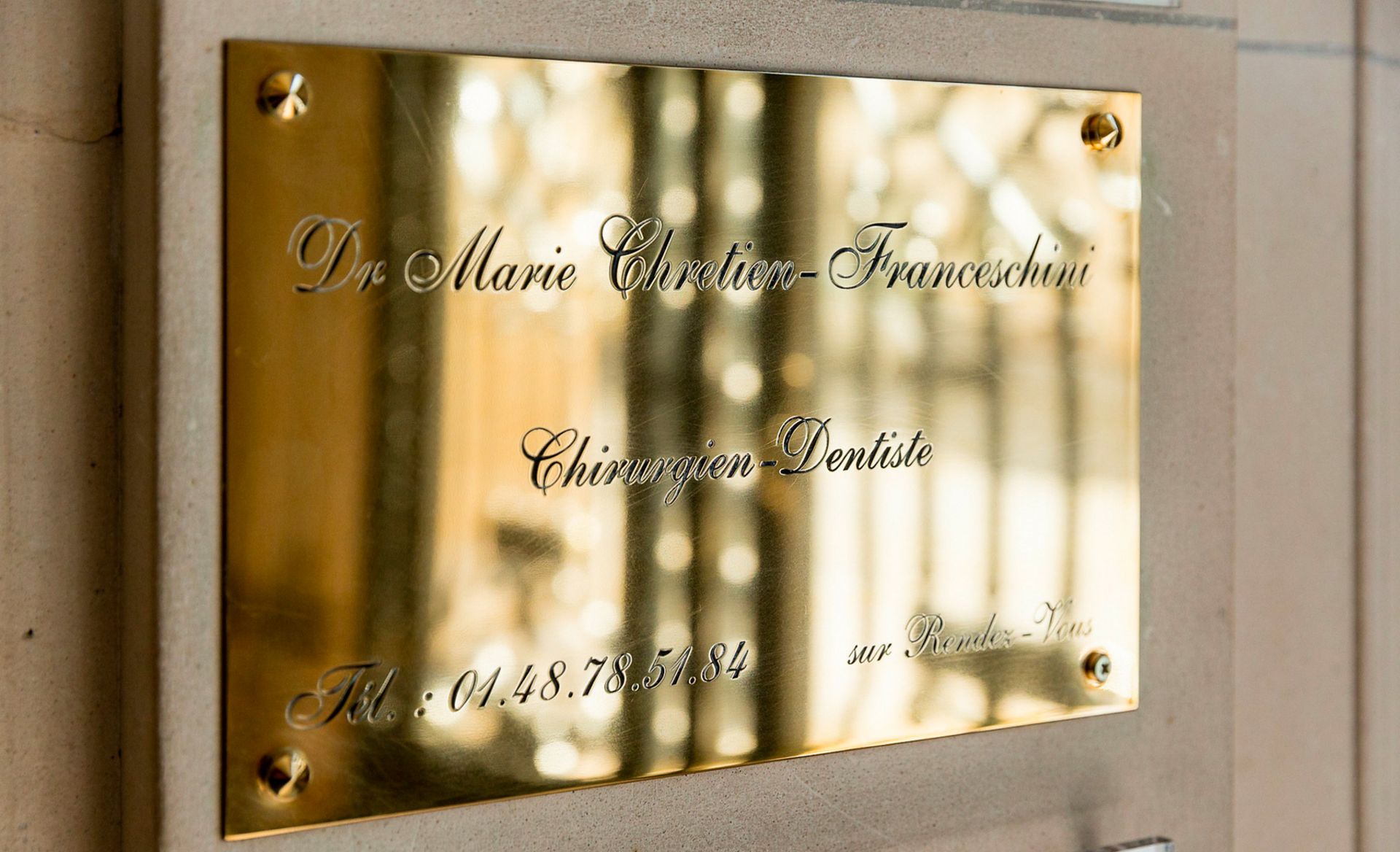 plaque professionnelle en laiton du Dr. Chrétien Franceschini, dentiste esthétique paris